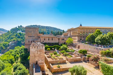 Entradas sem fila e visita guiada pela Alhambra e pelo Generalife